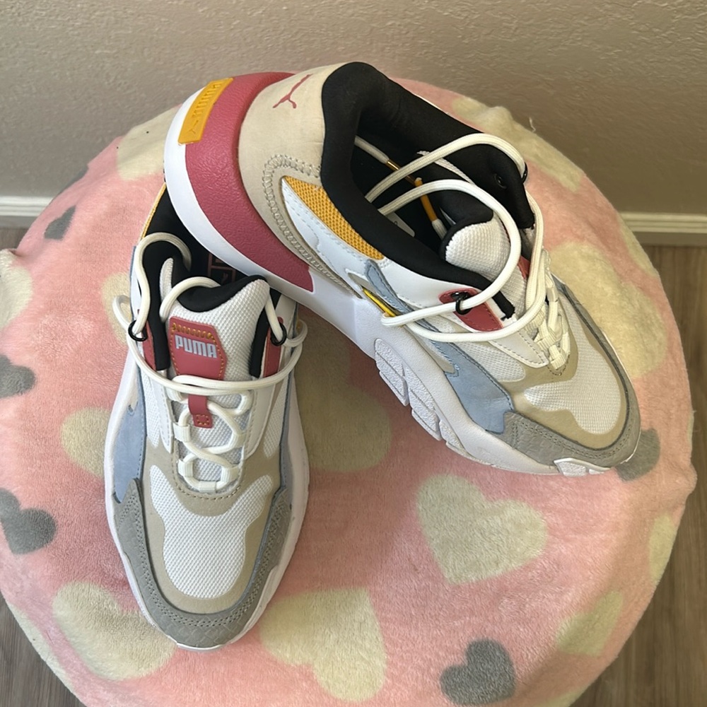 WOMEN’S PUMA HEDRA BEIGHT HEIGHTS SNEAKERS